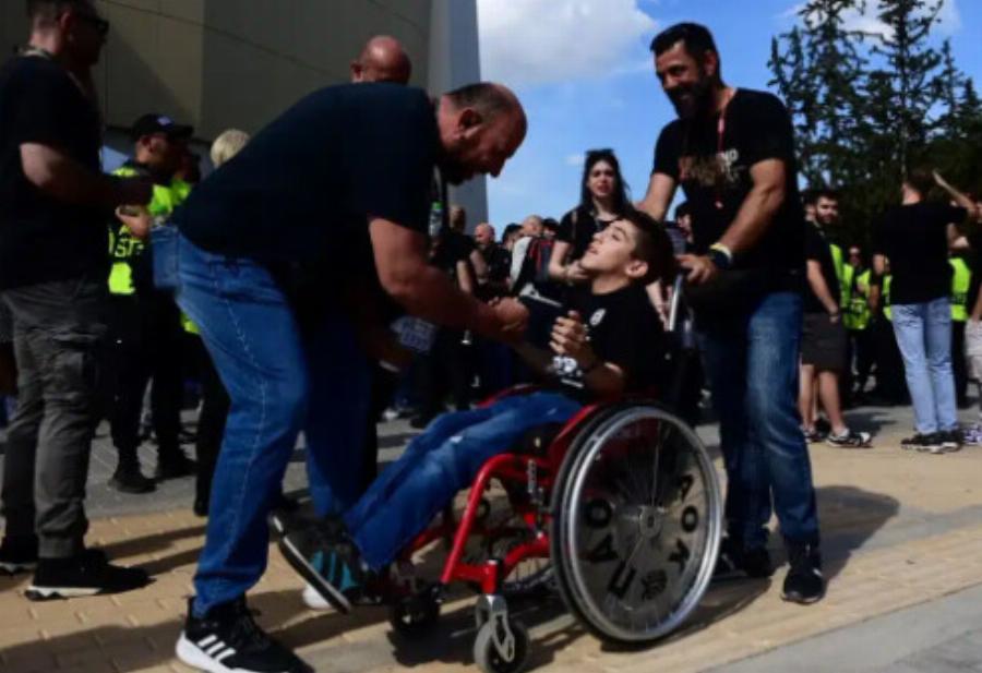 Ολυμπιακός – Φιορεντίνα: Ο μικρός Γιαννάκης έφτασε με τη φανέλα του ΠΑΟΚ στην ΑΕΚ Arena
