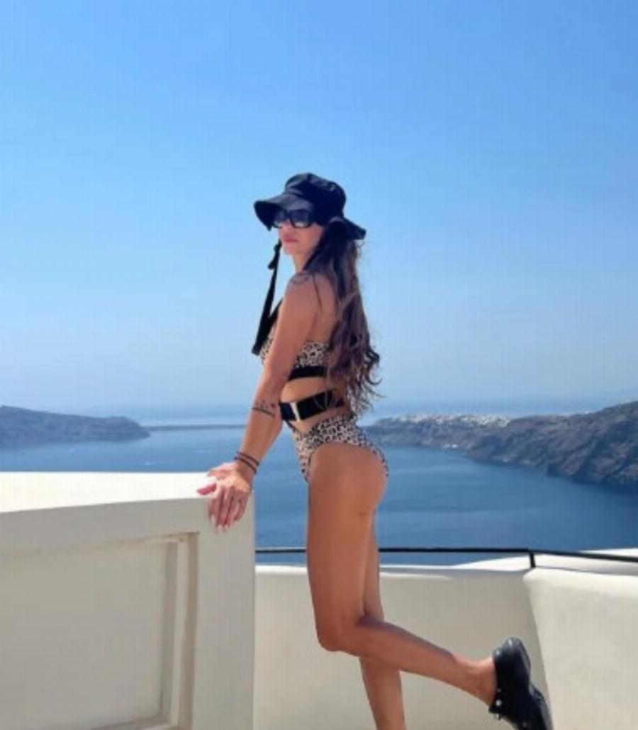 Πασίγνωστη Ελληνίδα ποζάρει στα 50 της με λεοπάρ μαγιό στη Σαντορίνη με κορμί καλύτερο και από 20χρονες