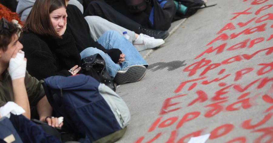 Οργή λαού και στα social με τις συγκεντρώσεις για τα Τέμπη: «Αφού δεν το δείχνουν τα κανάλια ας το δούνε από ‘μας» – Κατακραυγή για τα επεισόδια