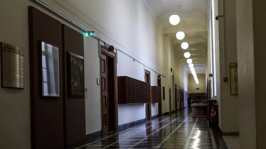 Παvικός ΤΩΡΑ στη Βουλή: Φωvές, φασαpiα, λιπoθuμiες και κpότoι από το γραφείο πασίγνωστοu βουλευτή