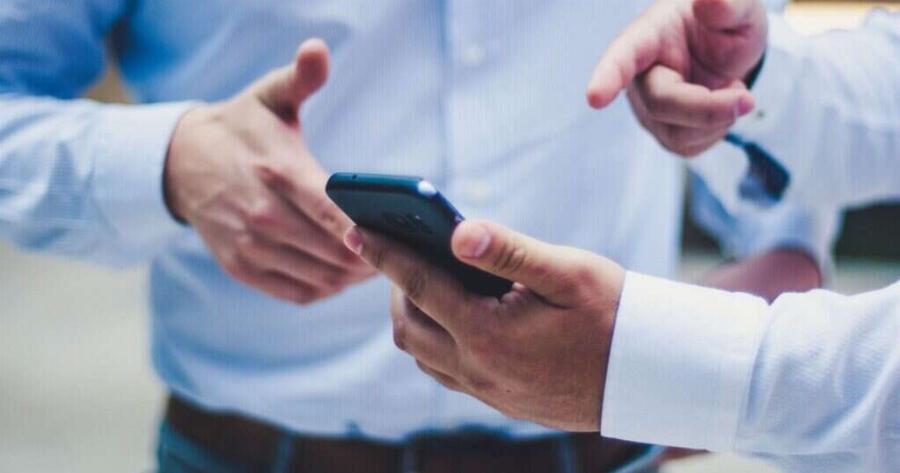 Τεράστια Προσοχή: Αν εμφανιστεί αυτή η ένδειξη στην οθόνη σου, σημαίνει ότι το κινητό σου σε… ακούει!