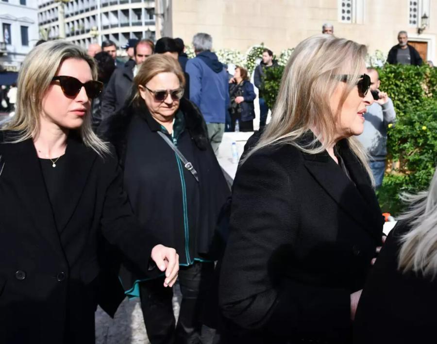 Σπαρακτικές σκηνές στην κηδεία του Μίμη Δομάζου: «Κατέρρευσε» η κόρη του, πολύ δύσκολες ώρες
