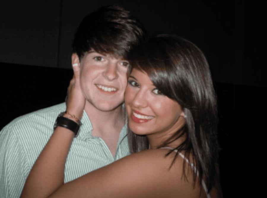 Παχουλός, με μαύρα μακριά μαλλιά και κούκλα γυναίκα σύντροφο: Έτσι ήταν ο Τάιλερ πριν ερωτευτεί παράφορα τον Κασσελάκη