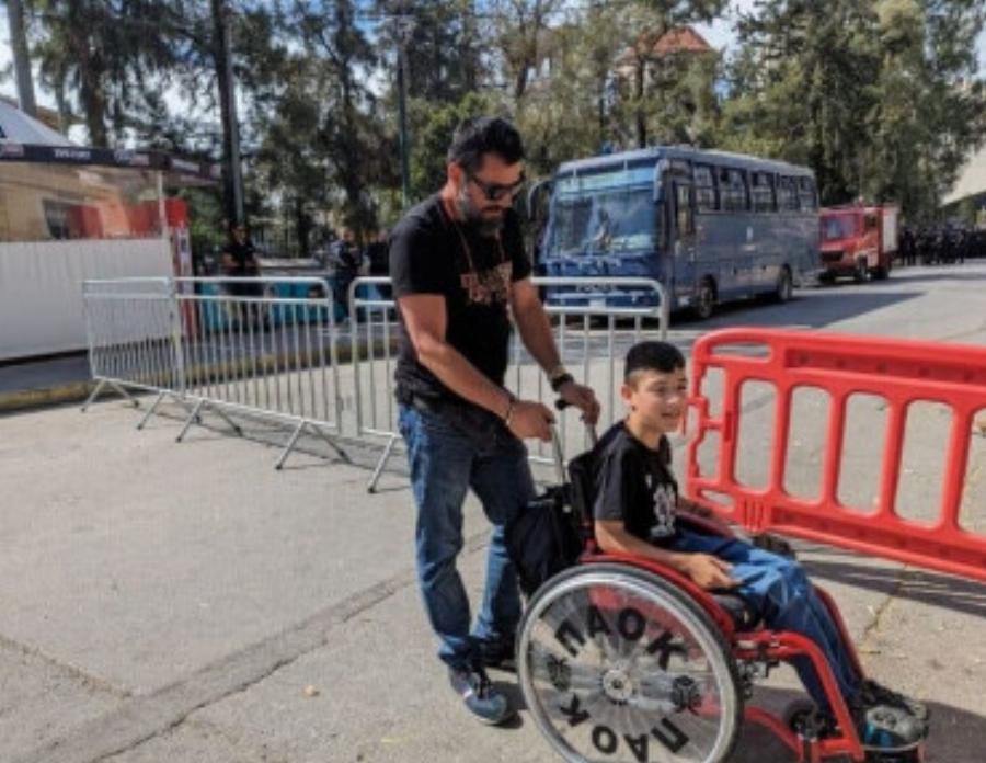 Ολυμπιακός – Φιορεντίνα: Ο μικρός Γιαννάκης έφτασε με τη φανέλα του ΠΑΟΚ στην ΑΕΚ Arena