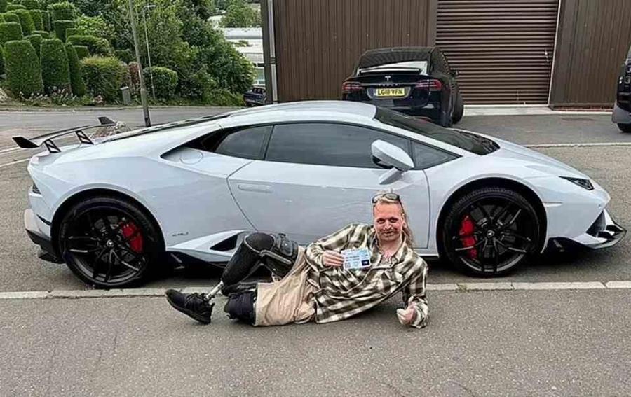 Όλοι “άσκησαν κριτική” σε ιδιοκτήτη Lamborghini που πάρκαρε σε θέση για ΑμεΑ -Τους αποστόμωσε με μια φωτογραφία