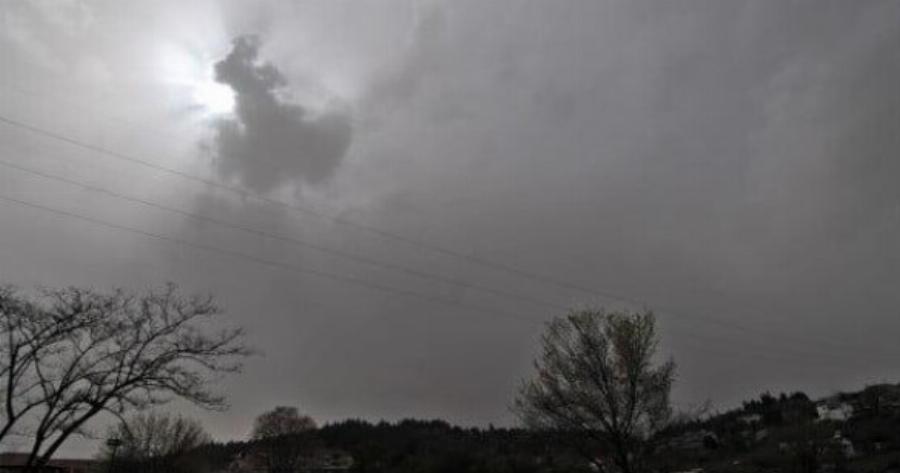 Καιρός: Ξαφνıκή σκοτεıνιά και καταıγίδα στην Αττική