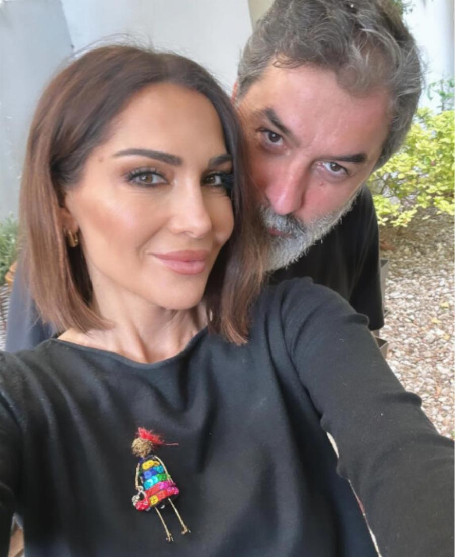 Πέταξε τα εξτένσιονς για πάντα: Η Βανδή έκоψε τα μαλλιά της καρέ και στα 54 είναι ίδια η Χαρούλα στους Δύο Ξένους