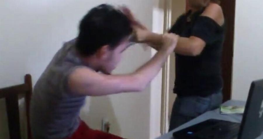 Οικογενειακή τραγωδία πριν λίγο: Πατέρας πήγε να σώσει τη γυναίκα του από τα χέρια του γιού τους και έπεσε νεκρός