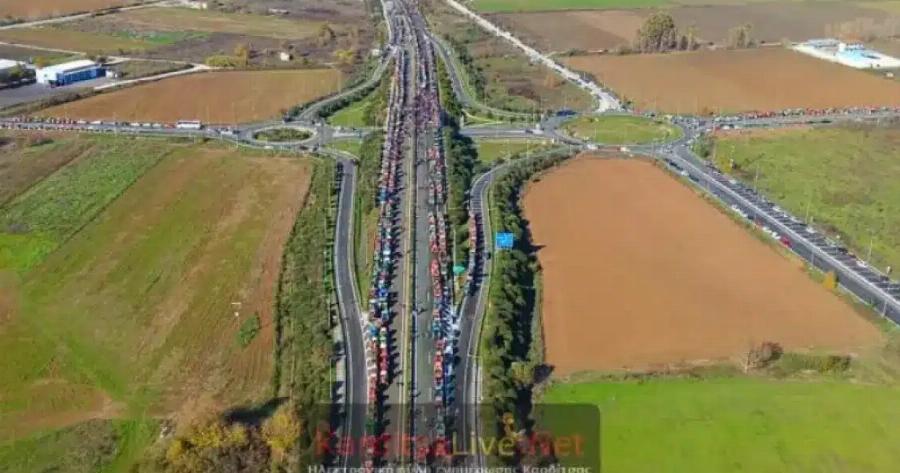 Συγκλονιστικό βίντεο από ψηλά: Το μεγάλο αγροτικό μπλόκο της Καρδίτσας στον Ε65