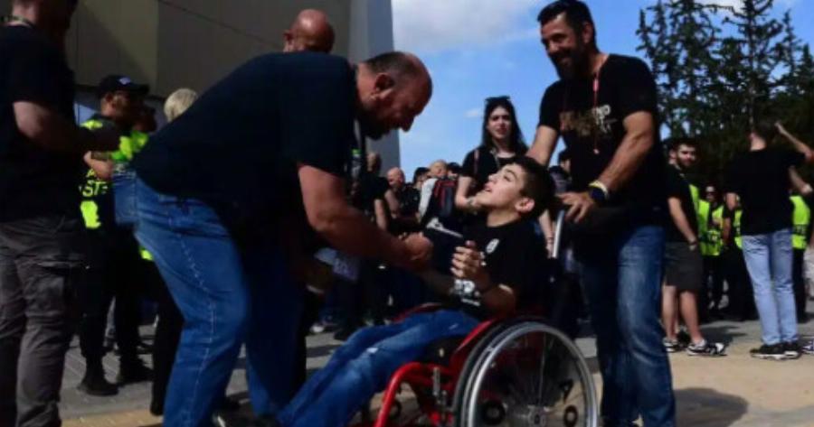 Ολυμπιακός – Φιορεντίνα: Ο μικρός Γιαννάκης έφτασε με τη φανέλα του ΠΑΟΚ στην ΑΕΚ Arena