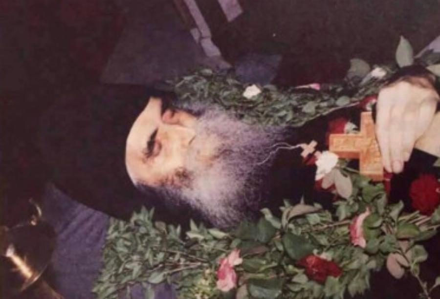 «Θα πεινάσει η Ελλάδα» – «Βουίζει» η γη από την προφητεία του Αγίου Παϊσίου