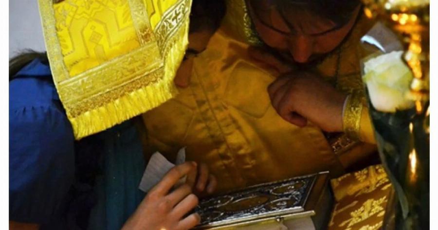 Απίστευτο σκηνικό στα Γιάννενα: Ιερέας εξομολόγησε μια νεαρή μητέρα. Δεν φαντάζεστε όμως αυτό που ακολούθησε