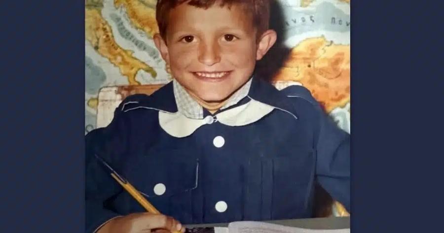 Το χαμογελαστό αγοράκι της φωτογραφίας είναι πετυχημένος Έλληνας ηθοποιός