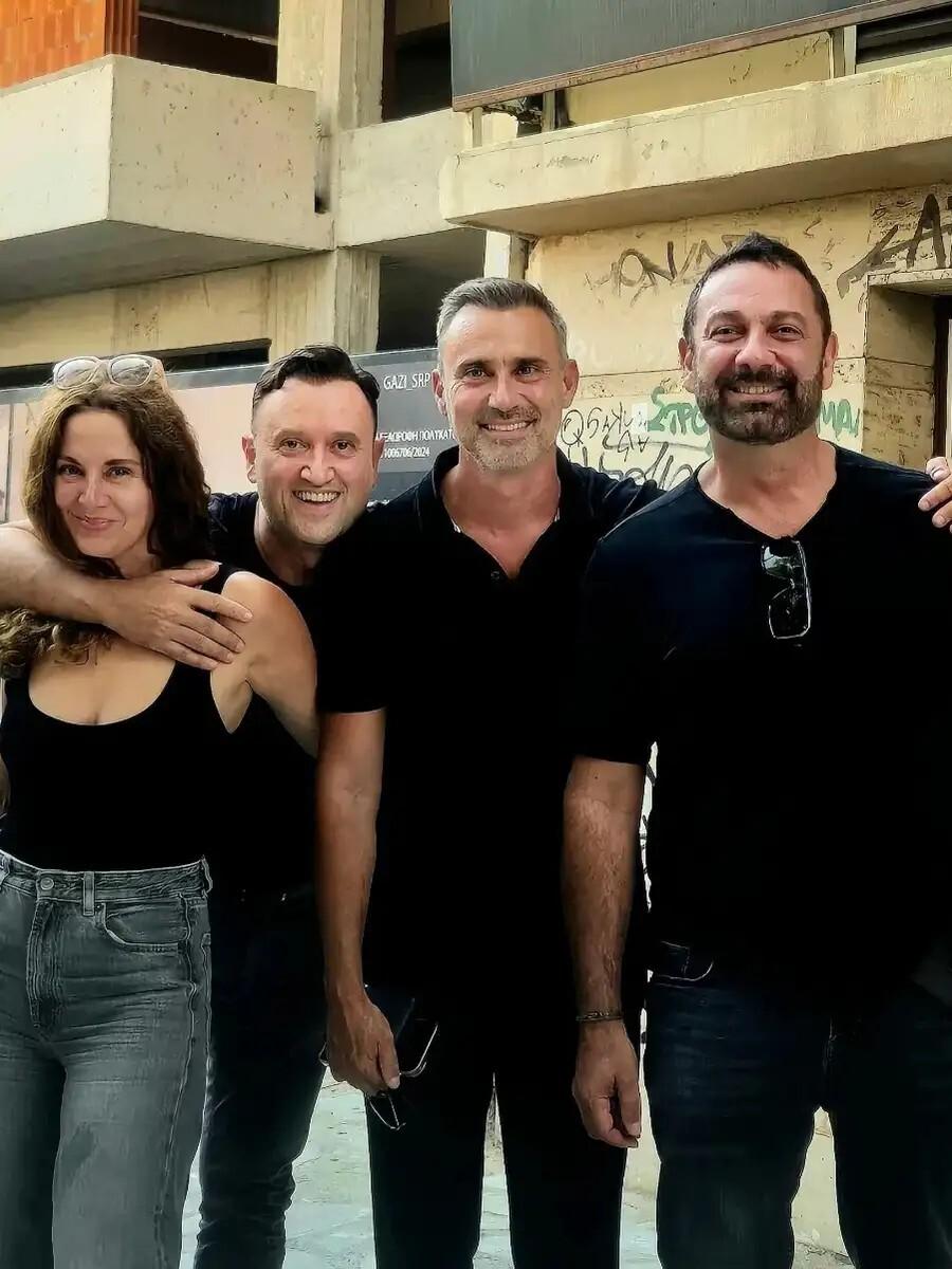 «Μετά την κηδεία την βγάλατε;» Σάλoς με την χαμογελαστή φώτο με τους πρωταγωνιστές Παρά 5 μετά την κηδεία Γεράσιμου Μιχελή