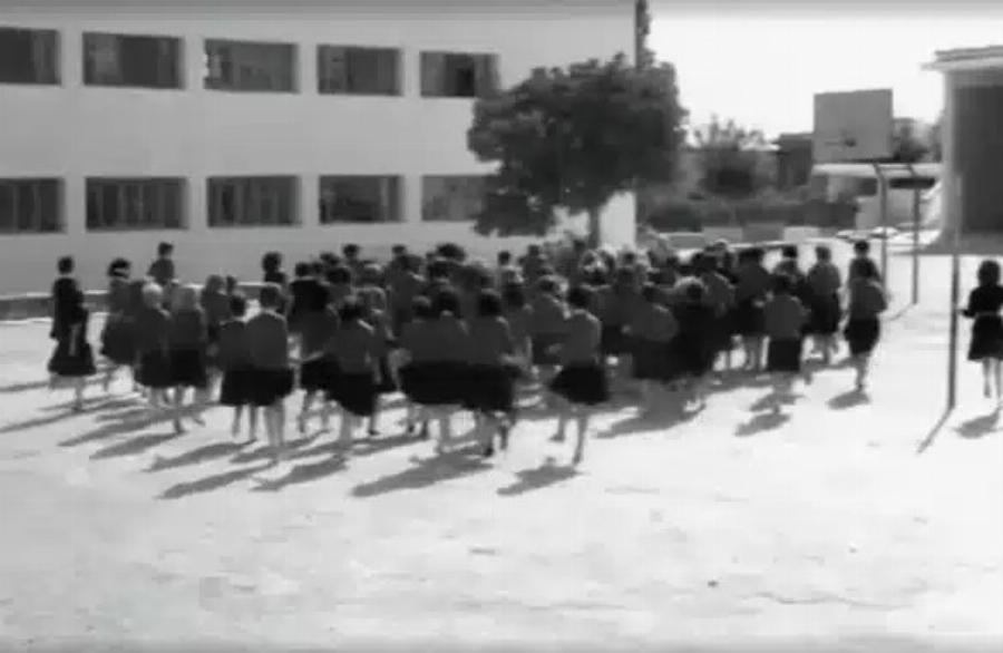 Δεν την κατάλαβε κανείς: Δıέρρευσε 60 χρόνıα μετά η σκηνή στο «Χτυπoκάρδıα στο θρανίο», που η Χάρις Αλεξίου έπαιξε μαζί με τη Βουγιουκλάκη