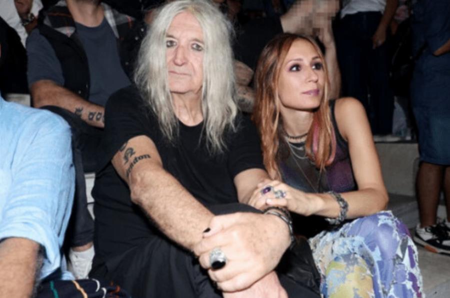 Αντι να ακούν την Βίσση, κοιτούσαν εκείνους: Έγινε θέαμα ο Νίκος Καρβέλας με την νεότερη σύντροφο του στο Καλλιμάρμαρο