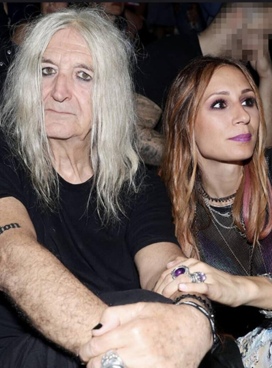 Αντι να ακούν την Βίσση, κοιτούσαν εκείνους: Έγινε θέαμα ο Νίκος Καρβέλας με την νεότερη σύντροφο του στο Καλλιμάρμαρο