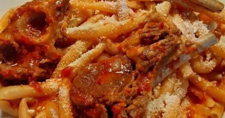 Κατσικάκι με χοντρά μακαρόνια που δεν προλαβαίνεις να σερβίρεις