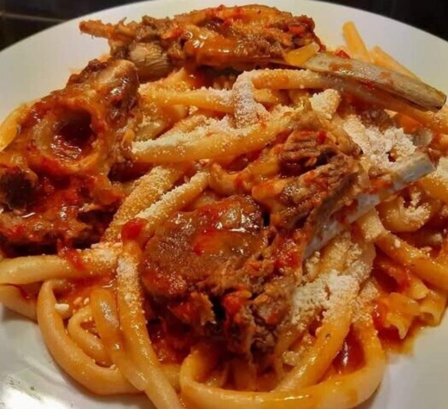 Κατσικάκι με χοντρά μακαρόνια που δεν προλαβαίνεις να σερβίρεις