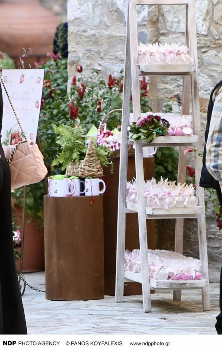 Έγινε θέαμα η Δήμητρα Βαμβακούση: «Έσπασε» το πρωτόκολλο και πήγε στη βάφτιση της κόρης της με αθλητικά παπούτσια, άφωνoι οι καλεσμένοι