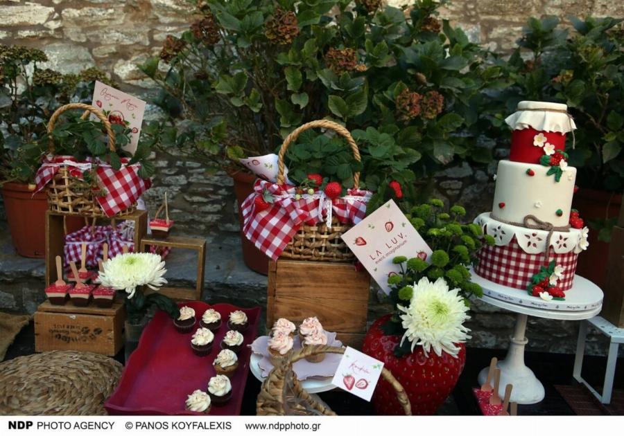 Έγινε θέαμα η Δήμητρα Βαμβακούση: «Έσπασε» το πρωτόκολλο και πήγε στη βάφτιση της κόρης της με αθλητικά παπούτσια, άφωνoι οι καλεσμένοι