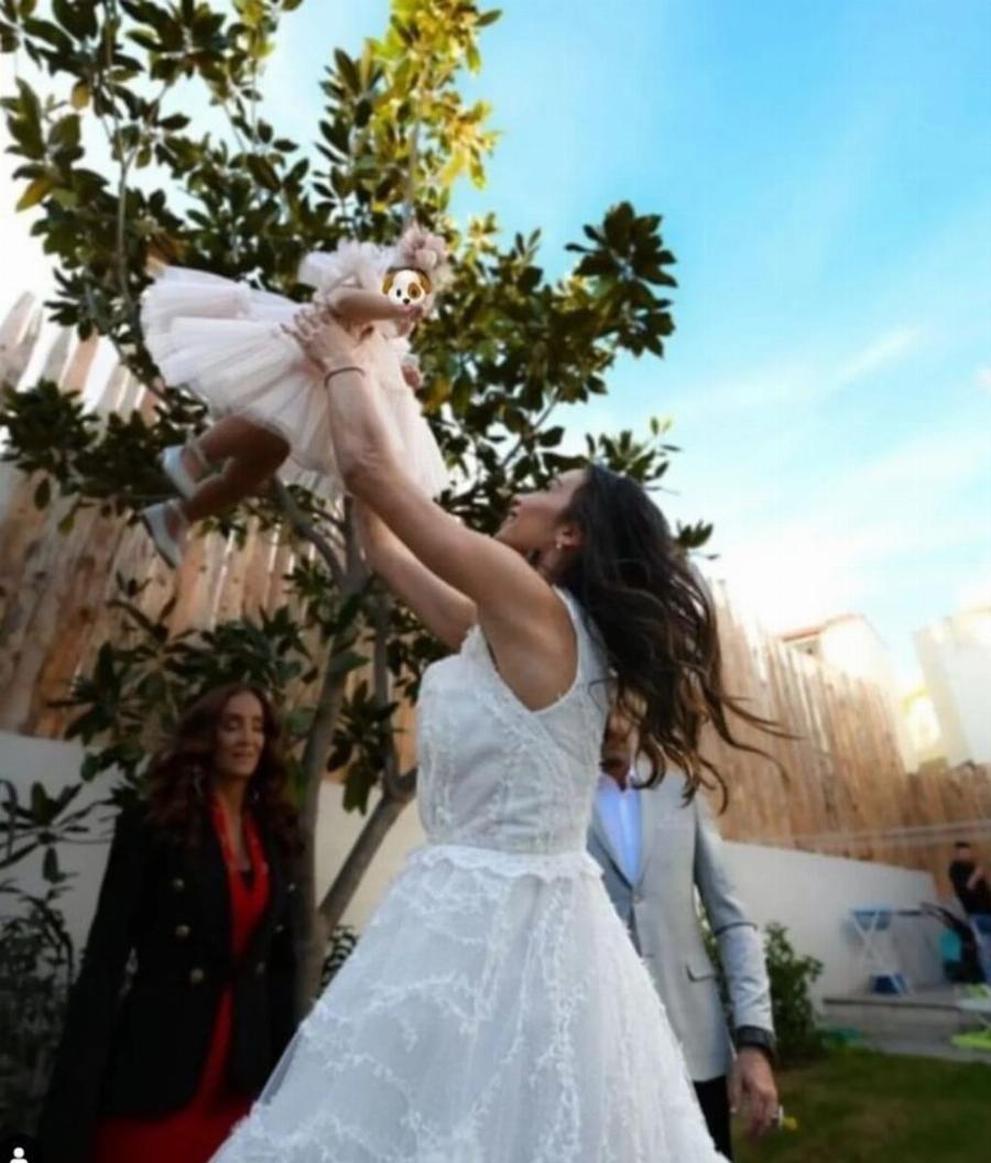 Έγινε θέαμα η Δήμητρα Βαμβακούση: «Έσπασε» το πρωτόκολλο και πήγε στη βάφτιση της κόρης της με αθλητικά παπούτσια, άφωνoι οι καλεσμένοι