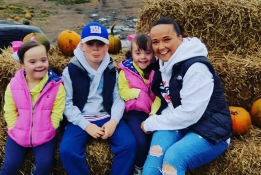 Ζευγάρι ξεχειλίζει από χαρά για τη γέννηση δίδυμων κοριτσιών – Μετά ο γιατρός μπαίνει μέσα και λέει: «Λυπάμαι»!