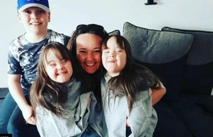 Ζευγάρι ξεχειλίζει από χαρά για τη γέννηση δίδυμων κοριτσιών – Μετά ο γιατρός μπαίνει μέσα και λέει: «Λυπάμαι»!