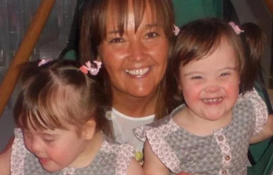 Ζευγάρι ξεχειλίζει από χαρά για τη γέννηση δίδυμων κοριτσιών – Μετά ο γιατρός μπαίνει μέσα και λέει: «Λυπάμαι»!