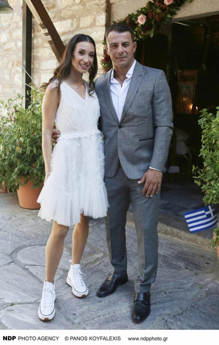 Έγινε θέαμα η Δήμητρα Βαμβακούση: «Έσπασε» το πρωτόκολλο και πήγε στη βάφτιση της κόρης της με αθλητικά παπούτσια, άφωνoι οι καλεσμένοι