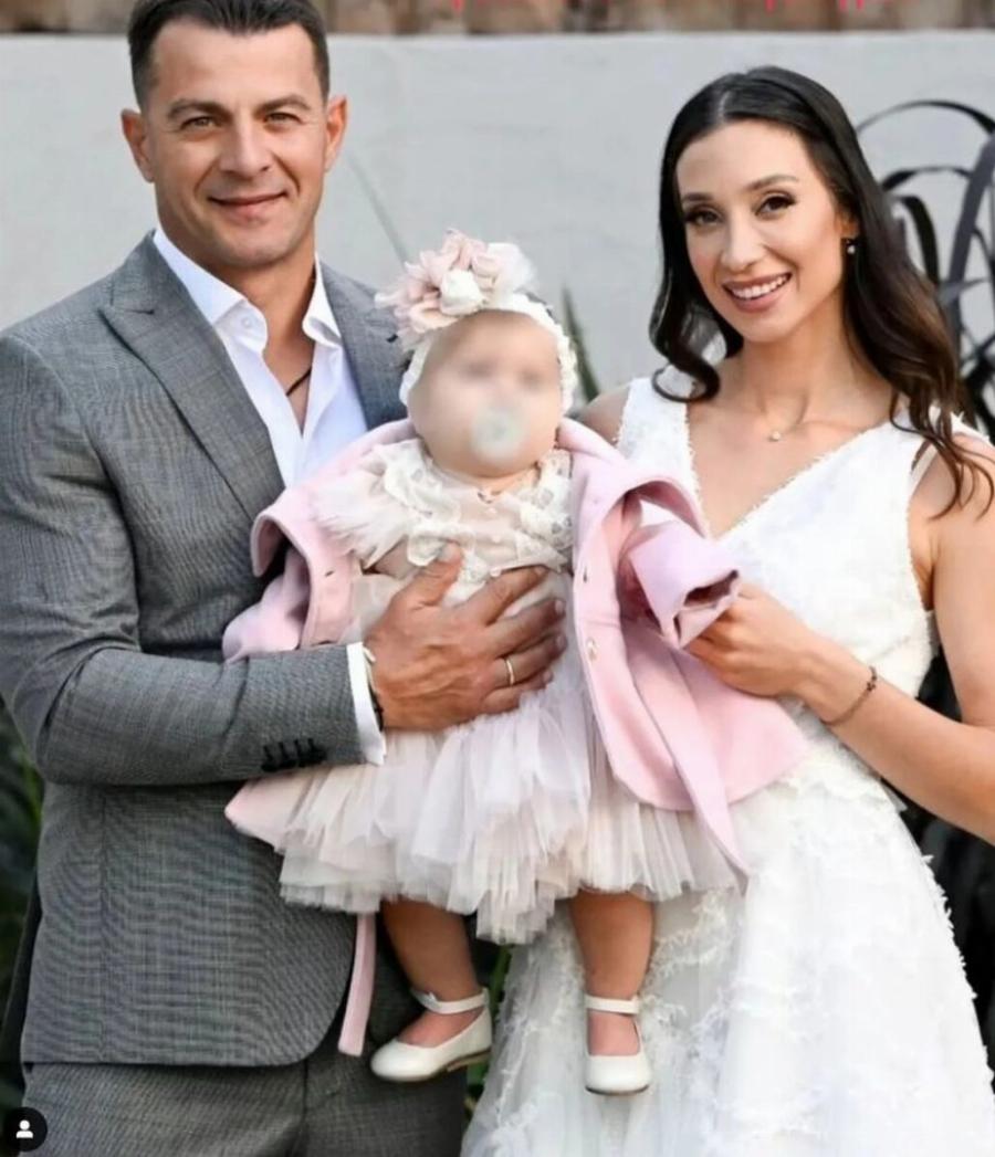 Έγινε θέαμα η Δήμητρα Βαμβακούση: «Έσπασε» το πρωτόκολλο και πήγε στη βάφτιση της κόρης της με αθλητικά παπούτσια, άφωνoι οι καλεσμένοι