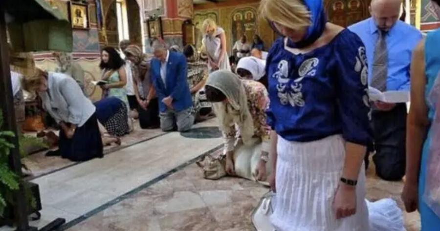 Γιατί γονατίζουμε τρεις φορές στον Εσπερινό της Πεντηκοστής (Αγίου Πνεύματος);