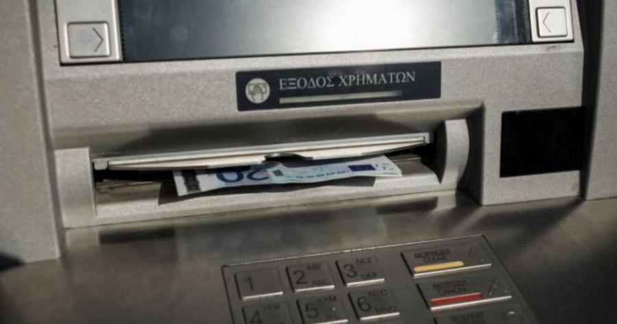 «Τρέχουν» στις τράπεζες από Δευτέρα 4.262.297 Έλληνες – Γεμίζουν χρήμα οι λογαριασμοί