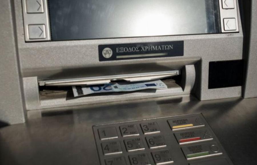 «Τρέχουν» στις τράπεζες από Δευτέρα 4.262.297 Έλληνες – Γεμίζουν χρήμα οι λογαριασμοί