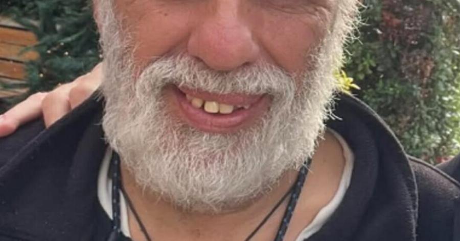 Δεν πάει το μυαλό σας: Ο άντρας που ποζάρει σε αυτήν τη φωτογραφία είναι ο αδερφός του πιο όμορφου Έλληνα ηθοποιού