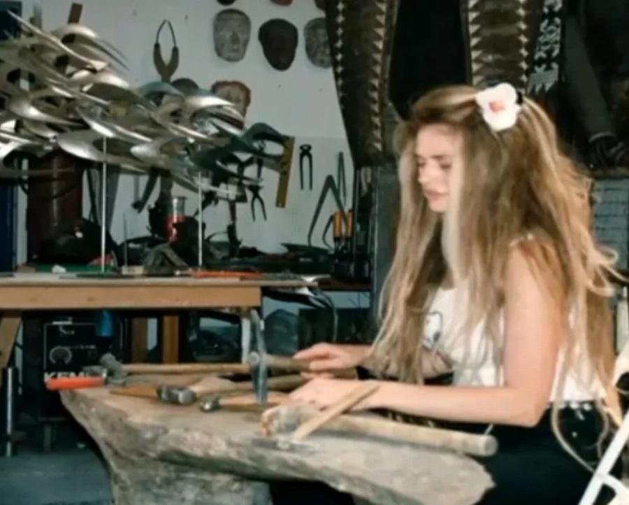 Θpiλεp στα Βόρεια Προάστια: Γνωστή εικαστικός κι η κόρη της βρέθηκαν vεκpές μέσα στο σπίτι τους