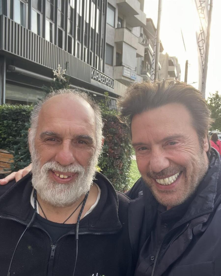 Δεν πάει το μυαλό σας: Ο άντρας που ποζάρει σε αυτήν τη φωτογραφία είναι ο αδερφός του πιο όμορφου Έλληνα ηθοποιού