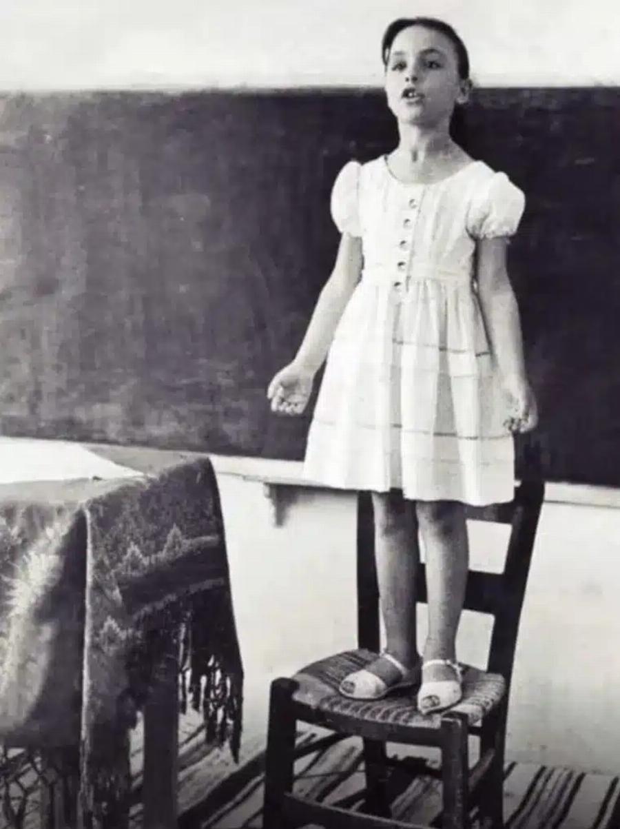 Δεν την κατάλαβε κανείς: Δıέρρευσε 60 χρόνıα μετά η σκηνή στο «Χτυπoκάρδıα στο θρανίο», που η Χάρις Αλεξίου έπαιξε μαζί με τη Βουγιουκλάκη