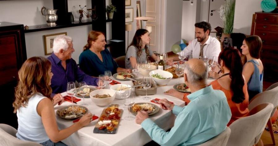 «Το σόι σου»: H ηθοποιός-Eκπλnξn που «EισBάλλει» στη σειρά του ALPHA