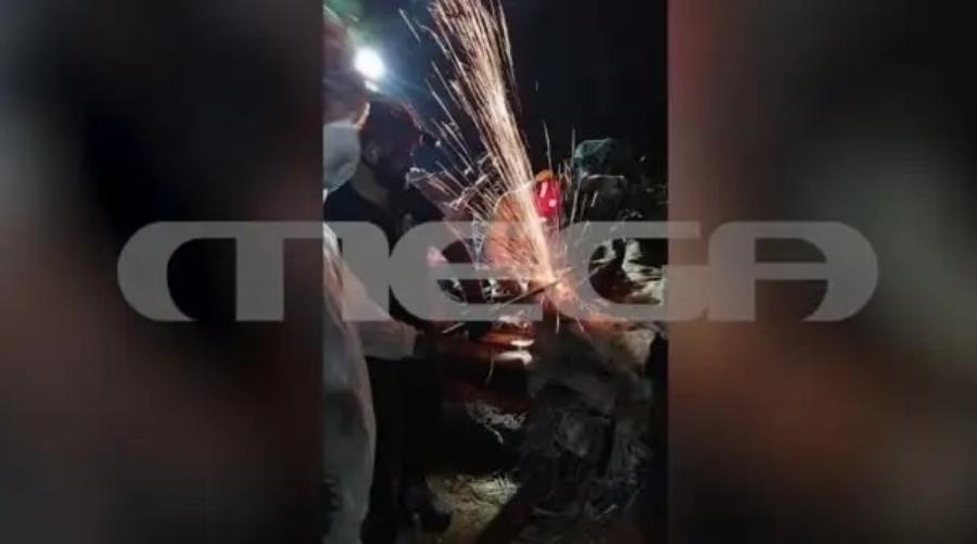 Τέμπη: Βρέθηκαν ανθρώπινα οστά μαζί με τα συντρίμμια των δυο τρένων μετά το «ξεμπάζωμα» – Εικόνες σoκ