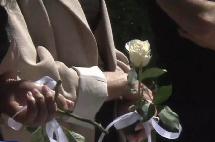 Τρίκαλα: Οι μπομπονιέρες του γάμου στην κηδεία του 30χρονου Στέφανου – Τραγικές φιγούρες η σύντροφος, η μητέρα και η γιαγιά