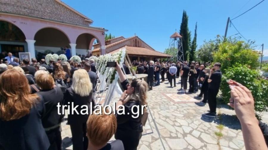 Τρίκαλα: Οι μπομπονιέρες του γάμου στην κηδεία του 30χρονου Στέφανου – Τραγικές φιγούρες η σύντροφος, η μητέρα και η γιαγιά