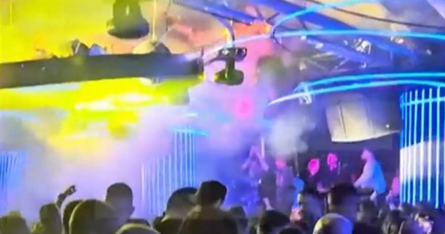 Βίντεο μέσα από την ντίσκο στη Βόρεια Μακεδονία, τη στιγμή που καίγεται το ταβάνι: «Βγείτε όλοι έξω!» φώναζαν