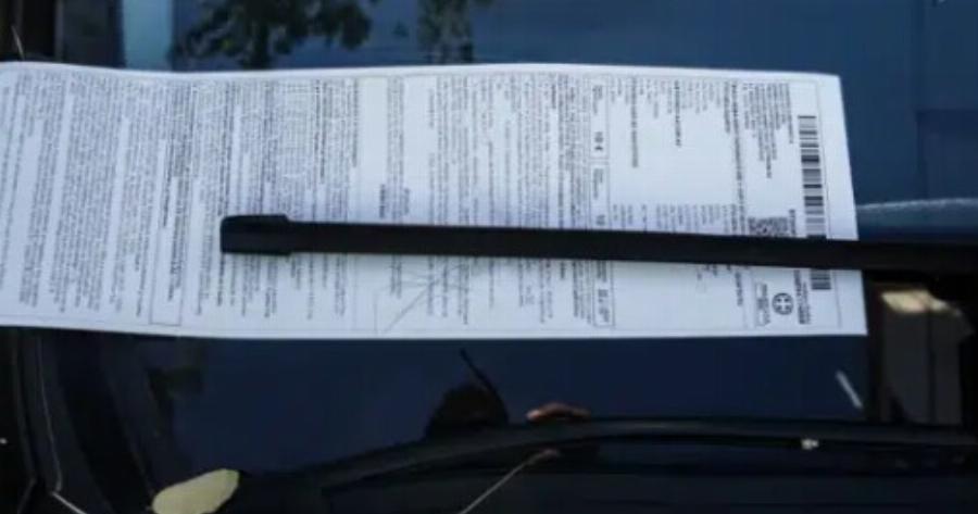 Μεγάλη απάτη: Αν δεις στο παρμπρίζ σου, αυτό το χαρτί, πάρε την αστυνομία, ετοιμάζονται να σε κλέψουν