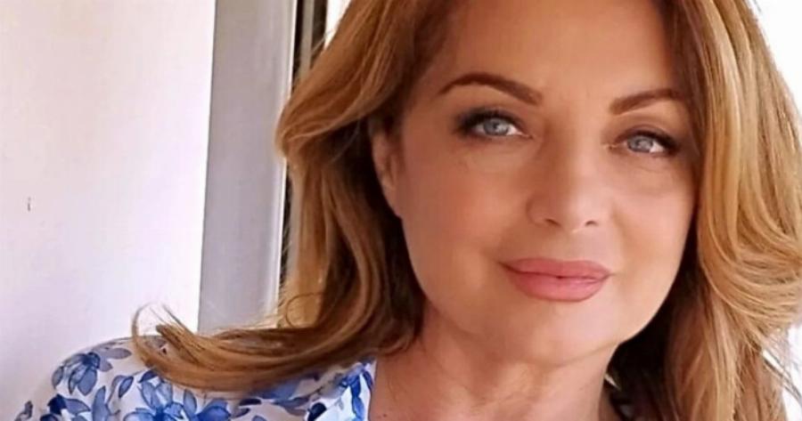 Είναι 65, δείχνει 40: Η Άντζελα Γκερέκου υιοθέτησε το χρώμα μαλλιών που «κόβει» χρόνια και φωτίζει το πρόσωπο