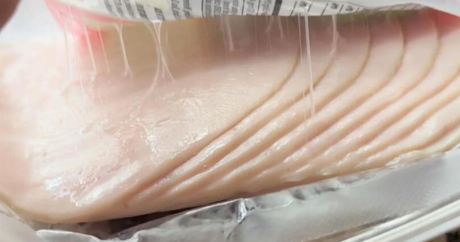 Αλλαντικά με γλίτσα: Ποιες είναι οι αιτίες και τι μπορεί να πάθεις αν τα φας