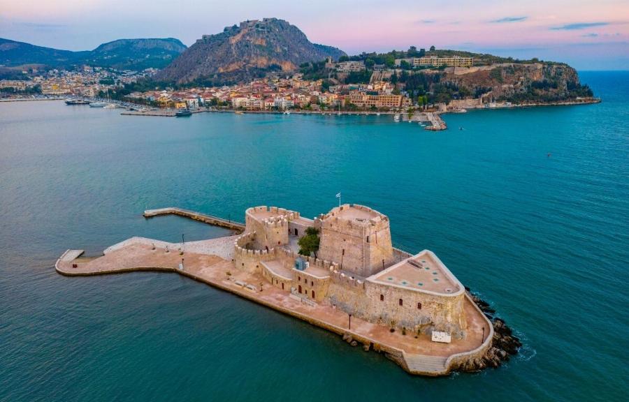 Θα νομίζεις ότι είσαι σε νησί αλλά πας με το αμαξάκι σου: Το παραθαλάσσιο «διαμάντι» με τα κρυστάλλινα νερά που ηρεμείς, τρως, κοιμάσαι χωρίς να πληρώσεις μία περιουσία