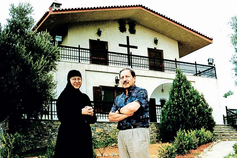 Μαίρη Αλεξοπούλου: Η τραγουδίστρια που έγινε μοναχή στα 42 της μετά την τραγωδία με τη 18χρονη κόρη της