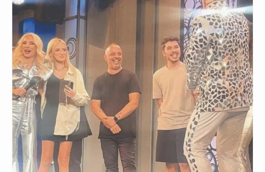 Μάρκος Σεφερλής: Ανέβασε στη σκηνή τον γιο του, Χάρη με την σύντροφό του, Βένια