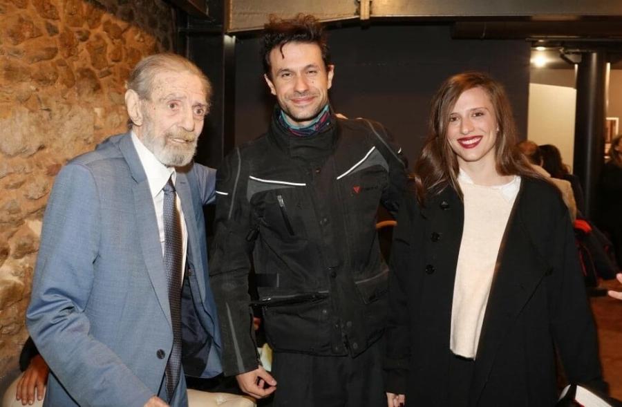 Ο Γιώργος Βαρδινογιάννης σε σπάνια βραδινή έξοδο αγκαλιά με αιθέριες υπάρξεις